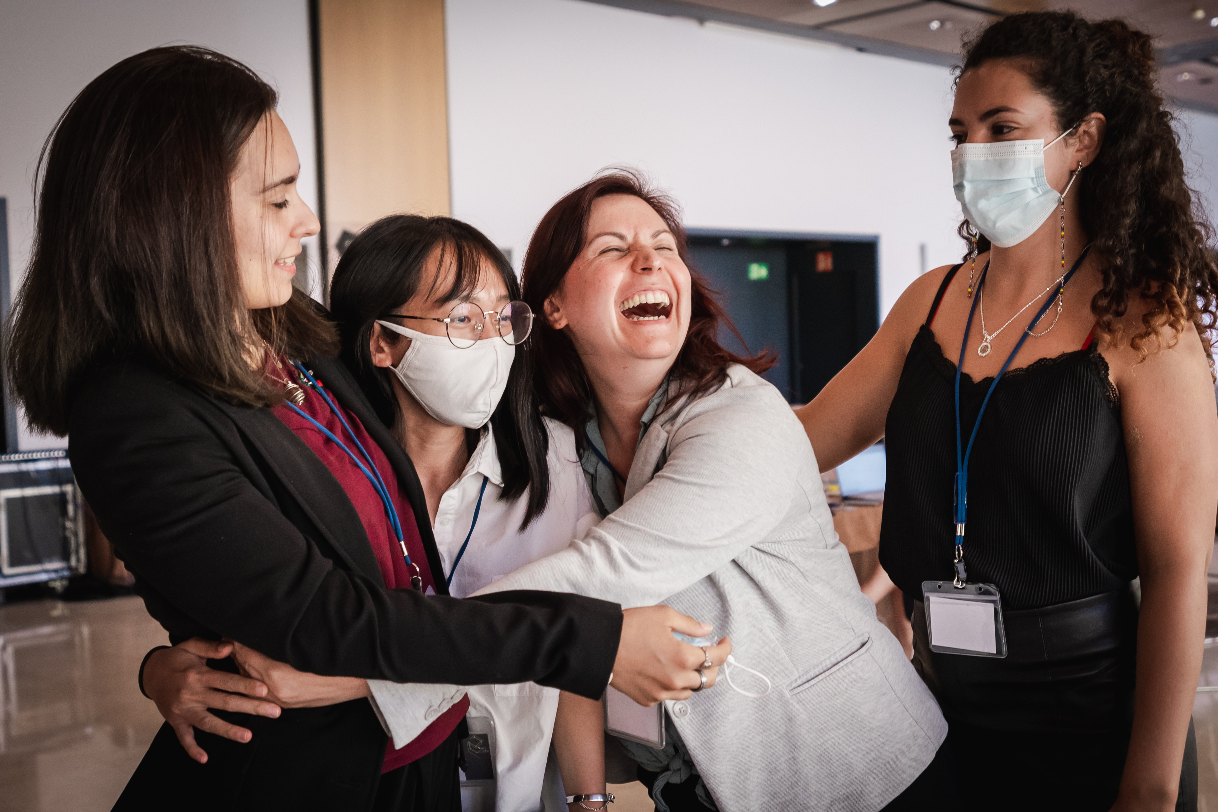 Photography from: Cinco alumnas del CETT ganan el premio Amadeus for Developers de la hackatón Miro in Cube con el proyecto Slowcal | CETT